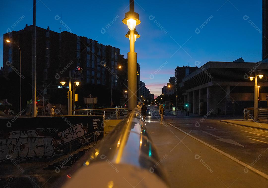 Visão noturna da cidade de Málaga na região do Soho.