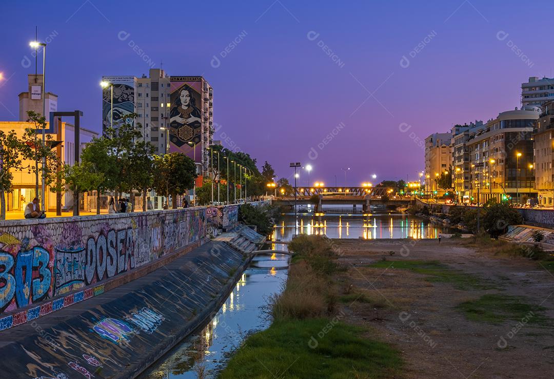 Visão noturna da cidade de Málaga na região do Soho.