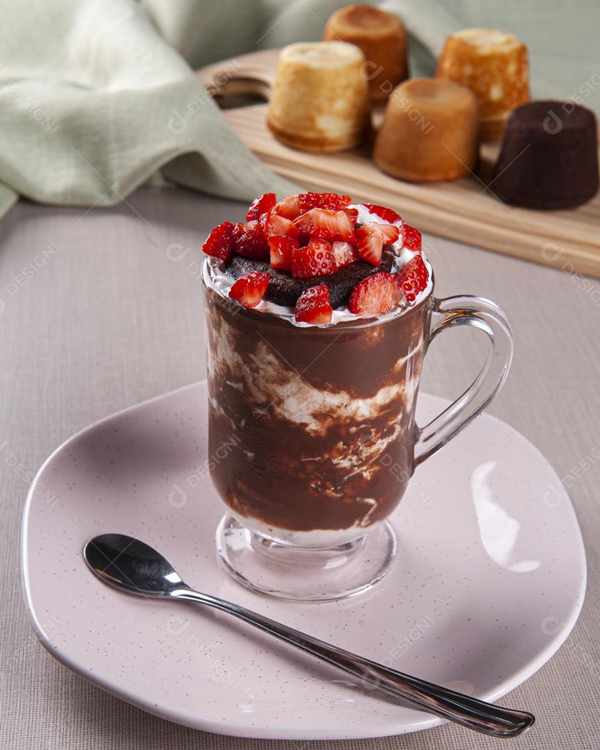 Lindo copo de sorvete de baunilha com bolo de chocolate e str