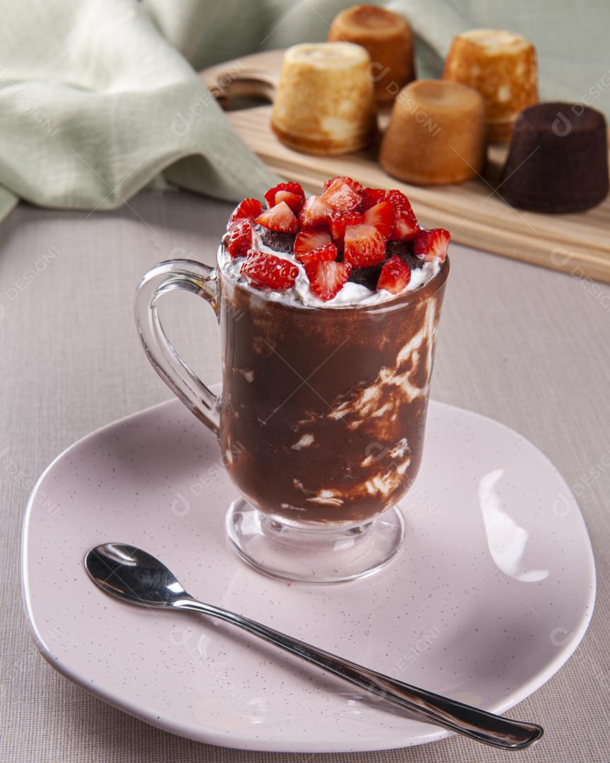 Lindo copo de sorvete de baunilha com bolo de chocolate e str