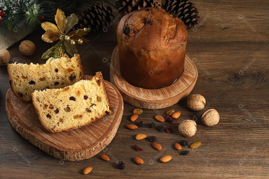 Deliciosa fatia de panetone com frutas cristalizadas