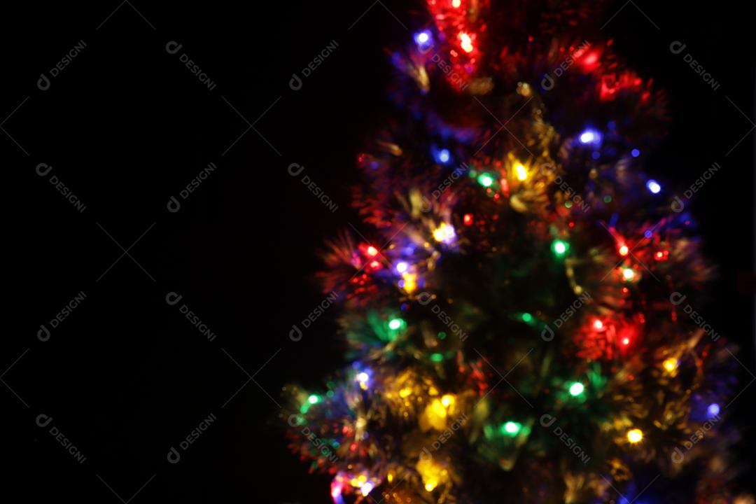 Árvore de Natal decorada em fundo preto