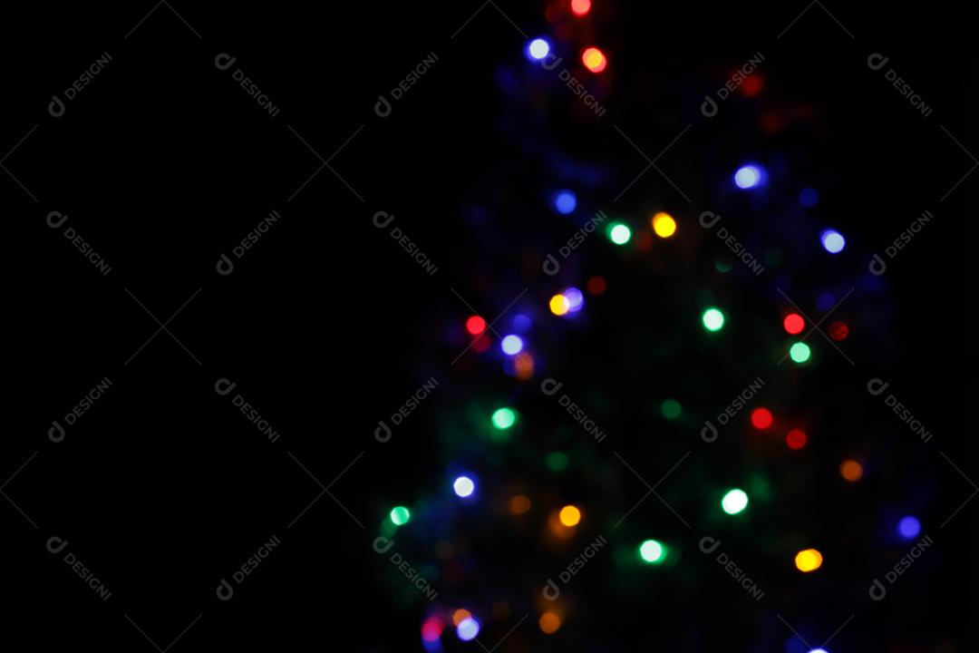 Árvore de Natal decorada em fundo preto
