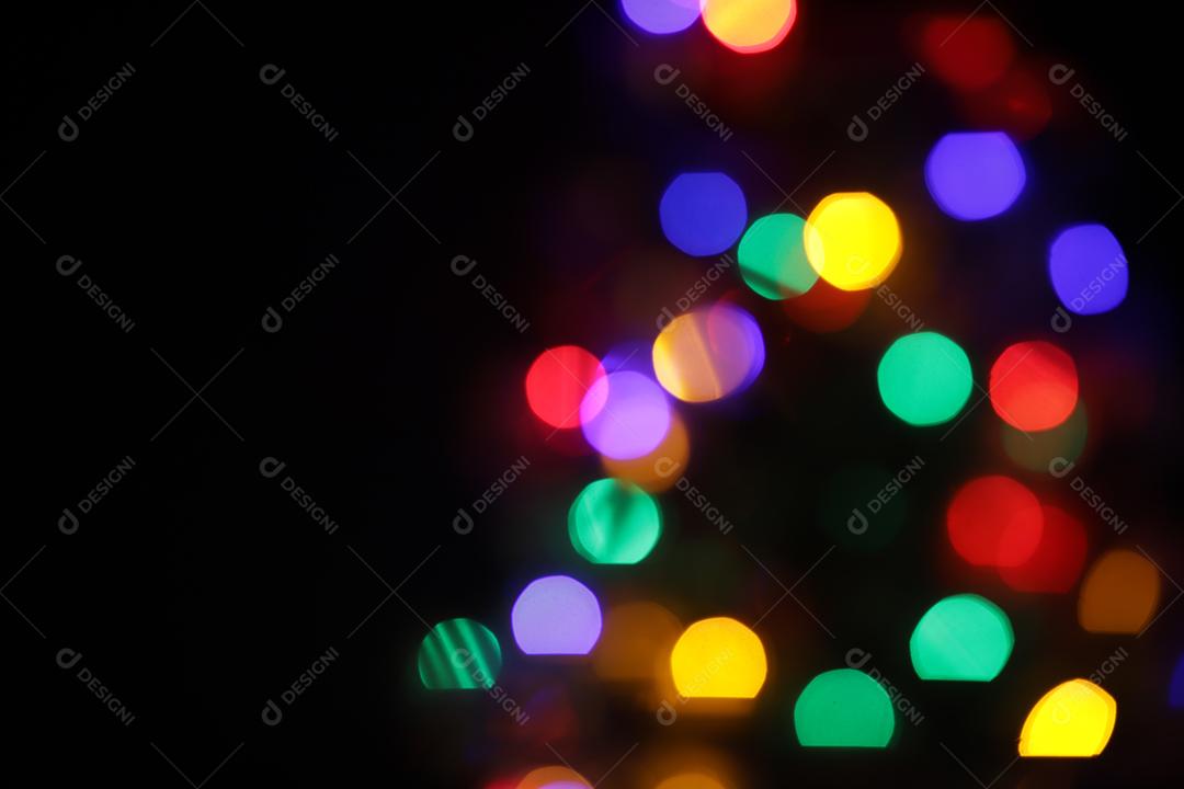 Árvore de Natal decorada em fundo preto