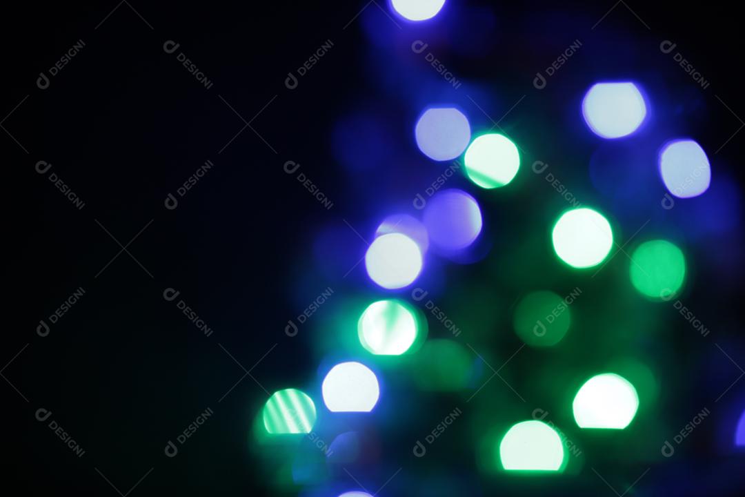 Árvore de Natal decorada em fundo preto