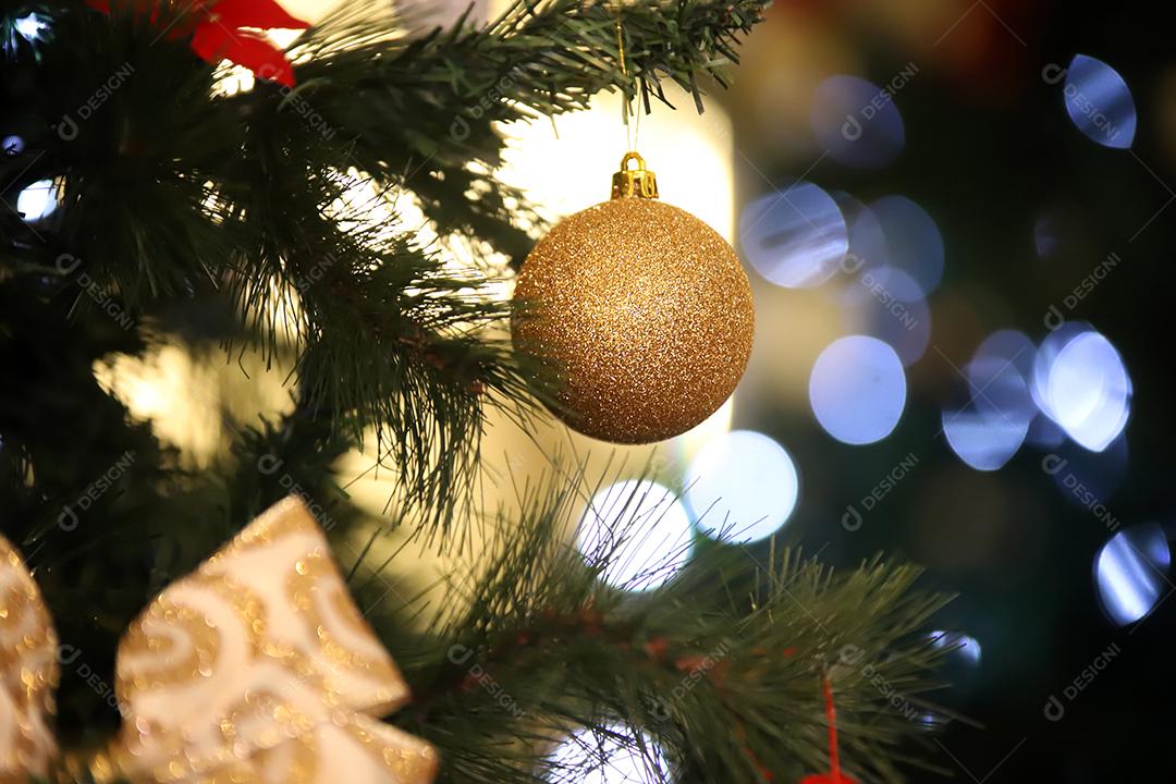 vista da bela árvore de Natal decorada dentro de casa.