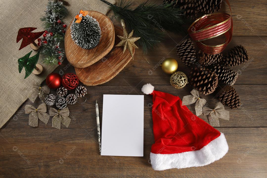 Vista superior do bloco de notas e buraco do Papai Noel e decoração de Natal na