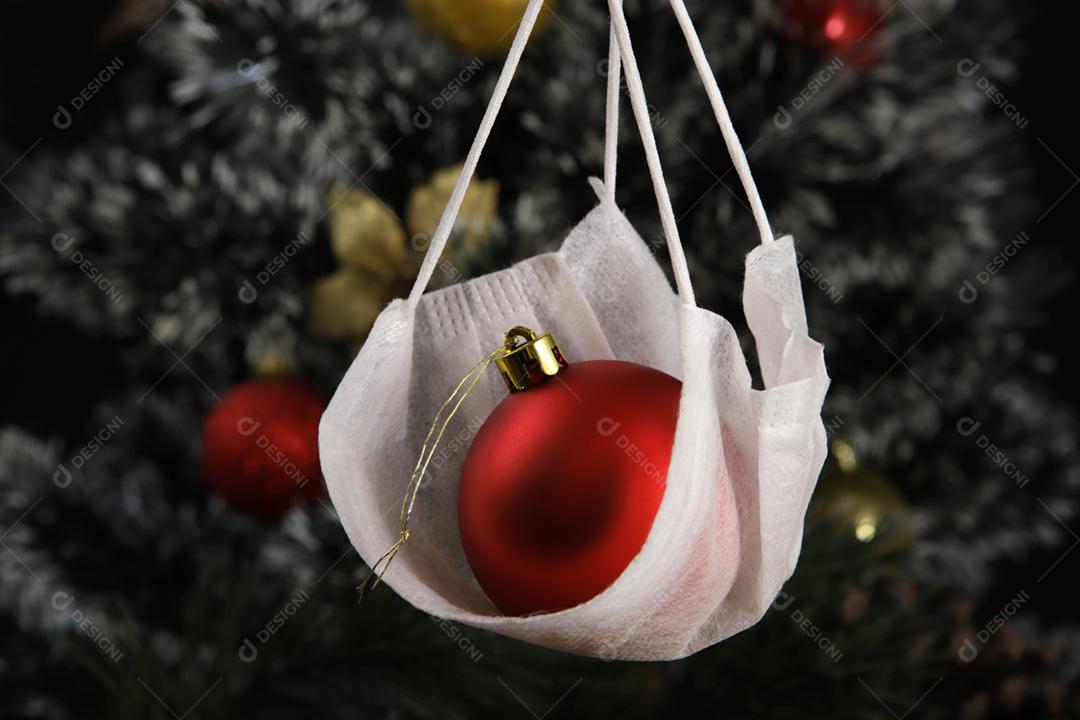 Bola de natal e decoração com máscara de proteção contra covid