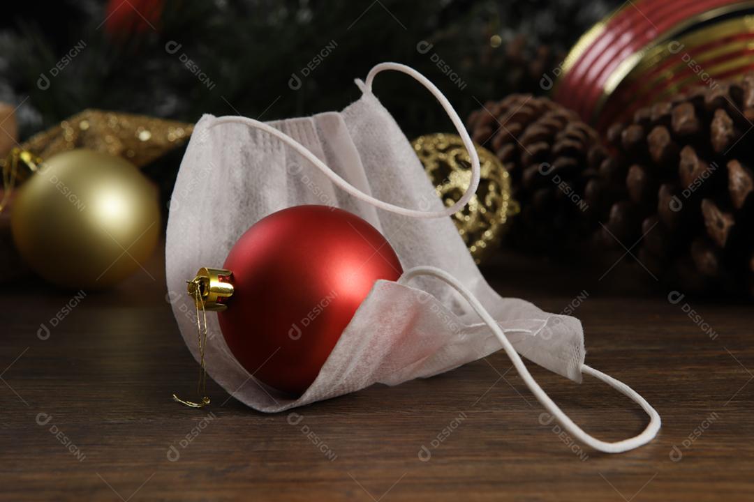 Bola de natal e decoração com máscara de proteção contra covid