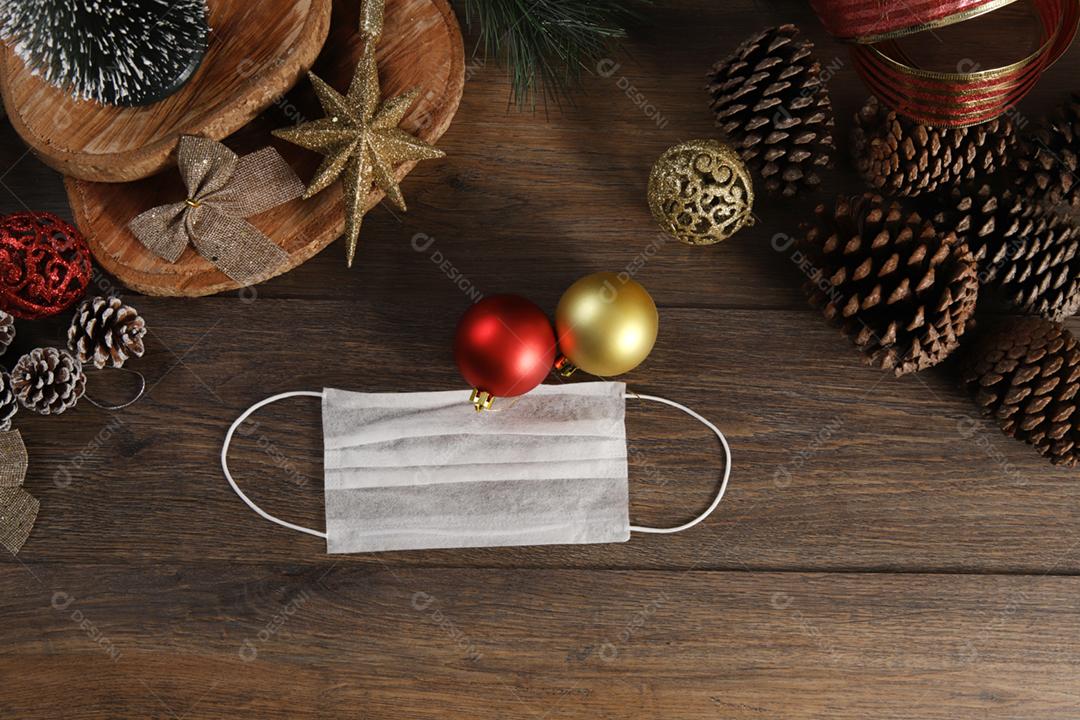 Bola de natal e decoração com máscara de proteção contra covid