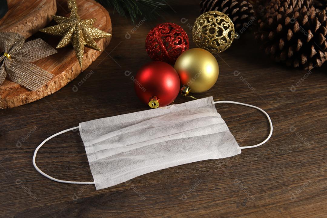 Bola de natal e decoração com máscara de proteção contra covid