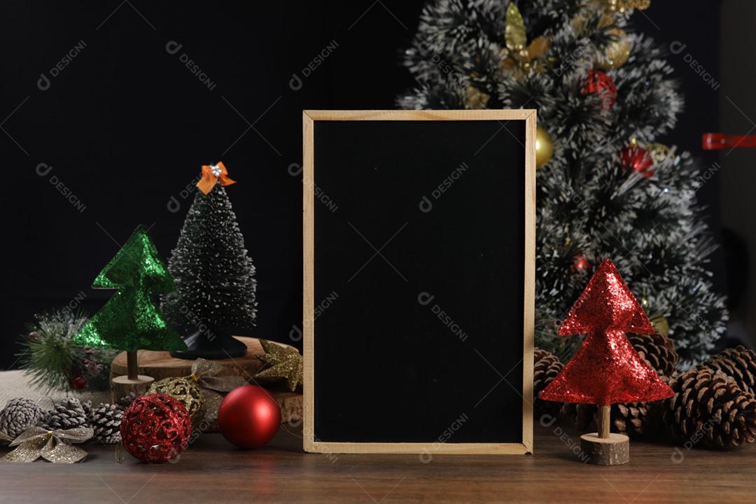 Quadro em fundo preto com decoração de Natal e madeira t