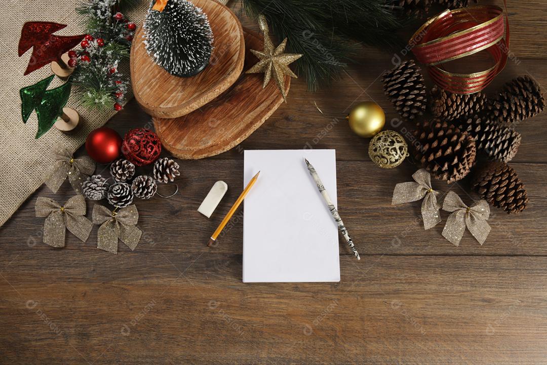 Vista superior do bloco de notas com fundo branco e decoração de Natal