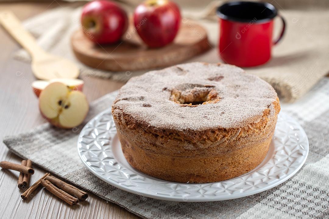 Pão de ló ou bolo chiffon com maçãs tão macios e deliciosos fatiados com ingredientes