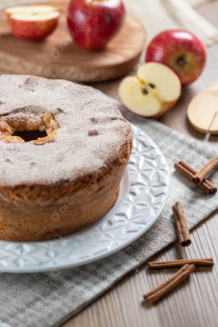 Pão de ló ou bolo chiffon com maçãs tão macios e deliciosos fatiados com ingredientes