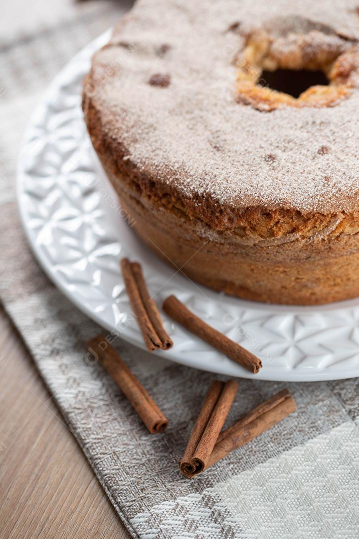 Pão de ló ou bolo chiffon com maçãs tão macios e deliciosos fatiados com ingredientes