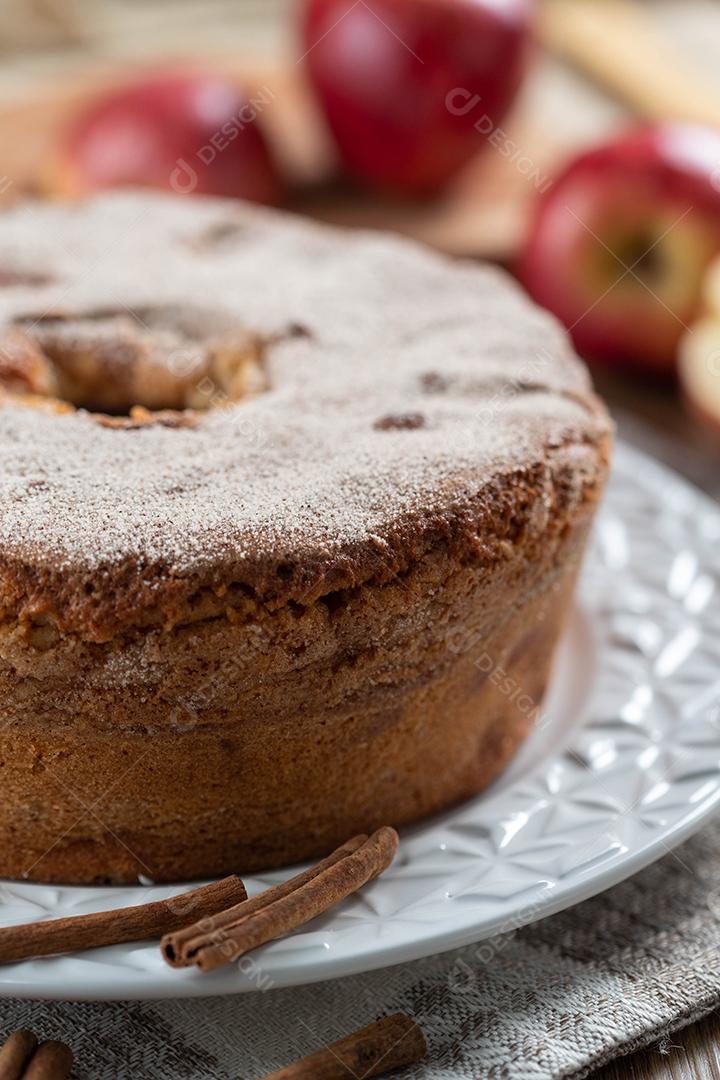 Pão de ló ou bolo chiffon com maçãs tão macios e deliciosos fatiados com ingredientes