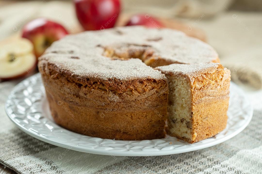 Pão de ló ou bolo chiffon com maçãs tão macios e deliciosos fatiados com ingredientes