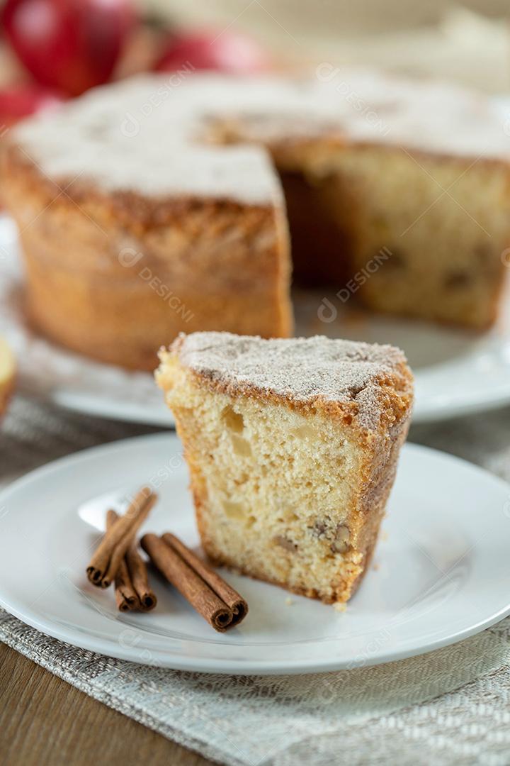 Feche o pedaço de bolo de esponja ou bolo de chiffon com maçãs tão macias e deliciosas fatiadas com ingredientes