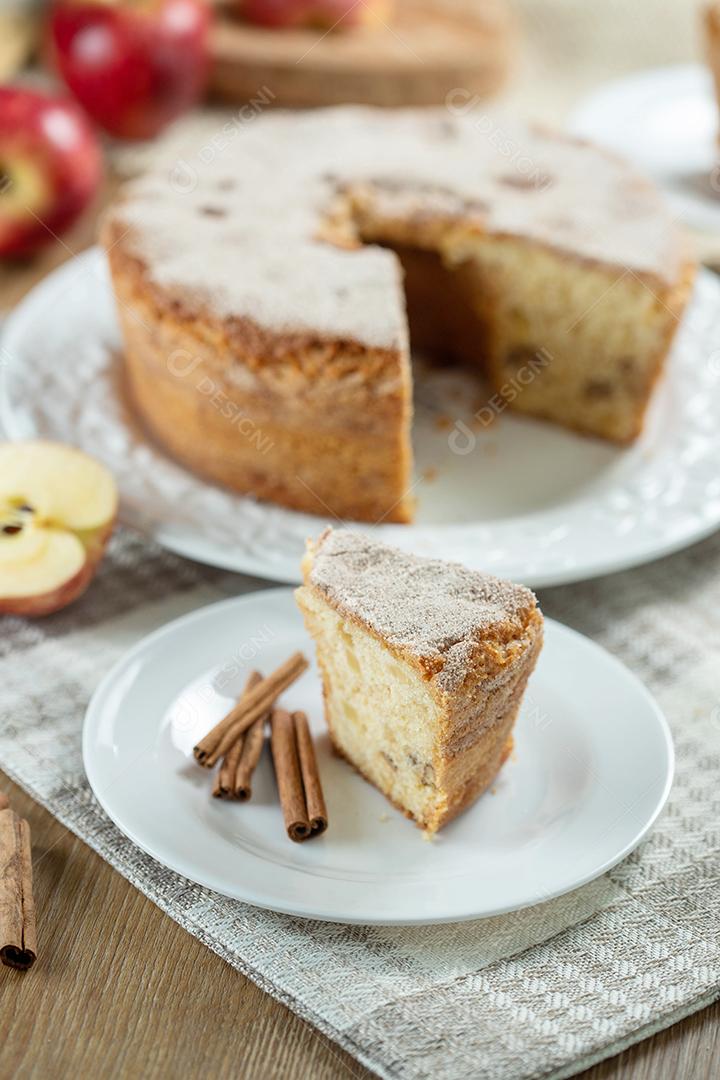 Feche o pedaço de bolo de esponja ou bolo de chiffon com maçãs tão macias e deliciosas fatiadas com ingredientes