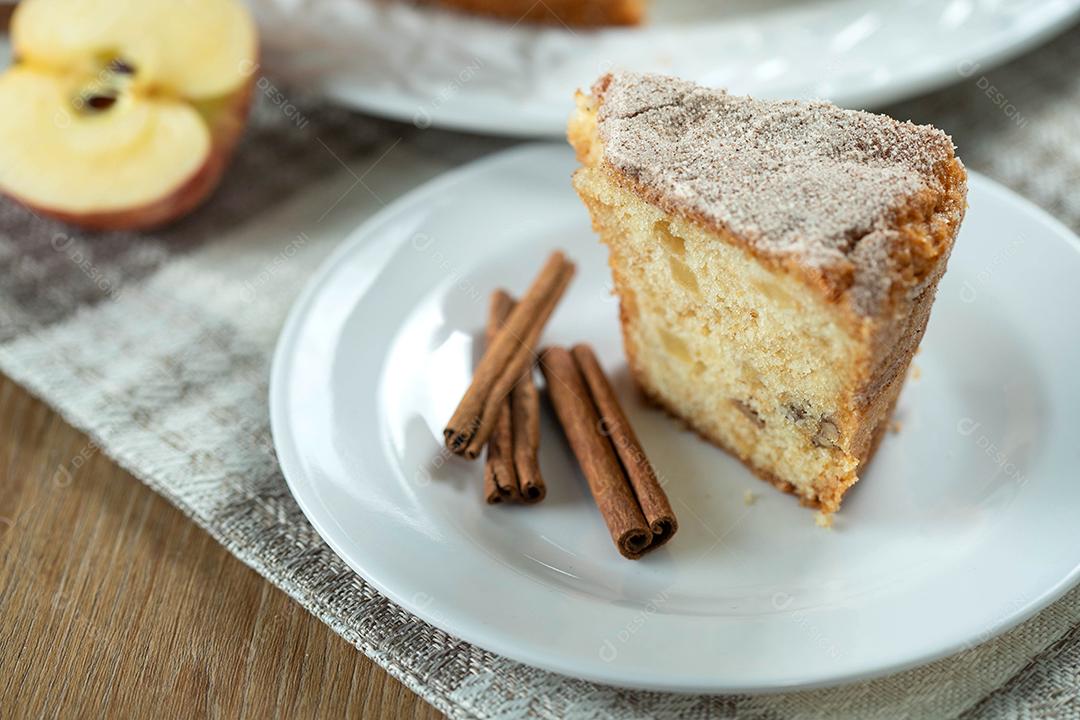 Feche o pedaço de bolo de esponja ou bolo de chiffon com maçãs tão macias e deliciosas fatiadas com ingredientes