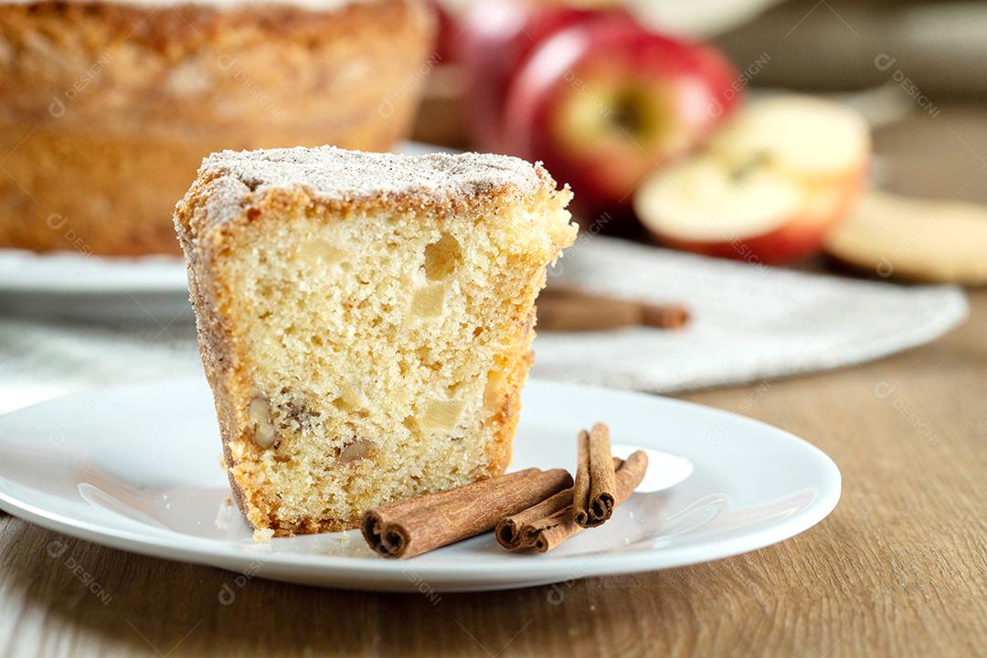 Feche o pedaço de bolo de esponja ou bolo de chiffon com maçãs tão macias e deliciosas fatiadas com ingredientes