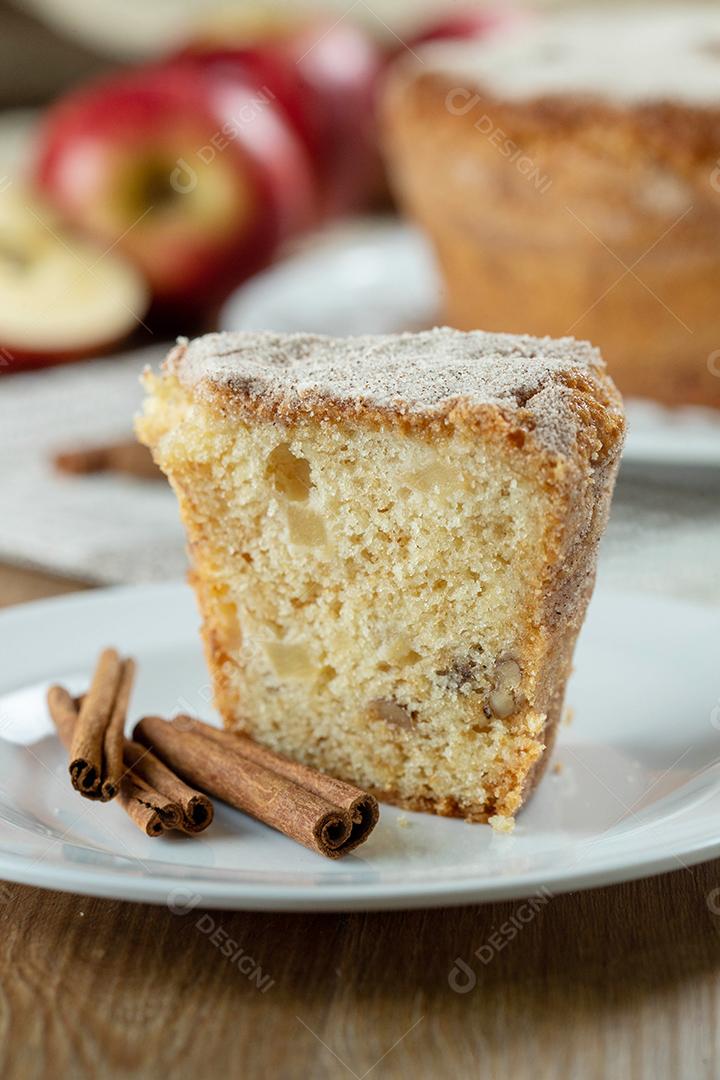 Feche o pedaço de bolo de esponja ou bolo de chiffon com maçãs tão macias e deliciosas fatiadas com ingredientes