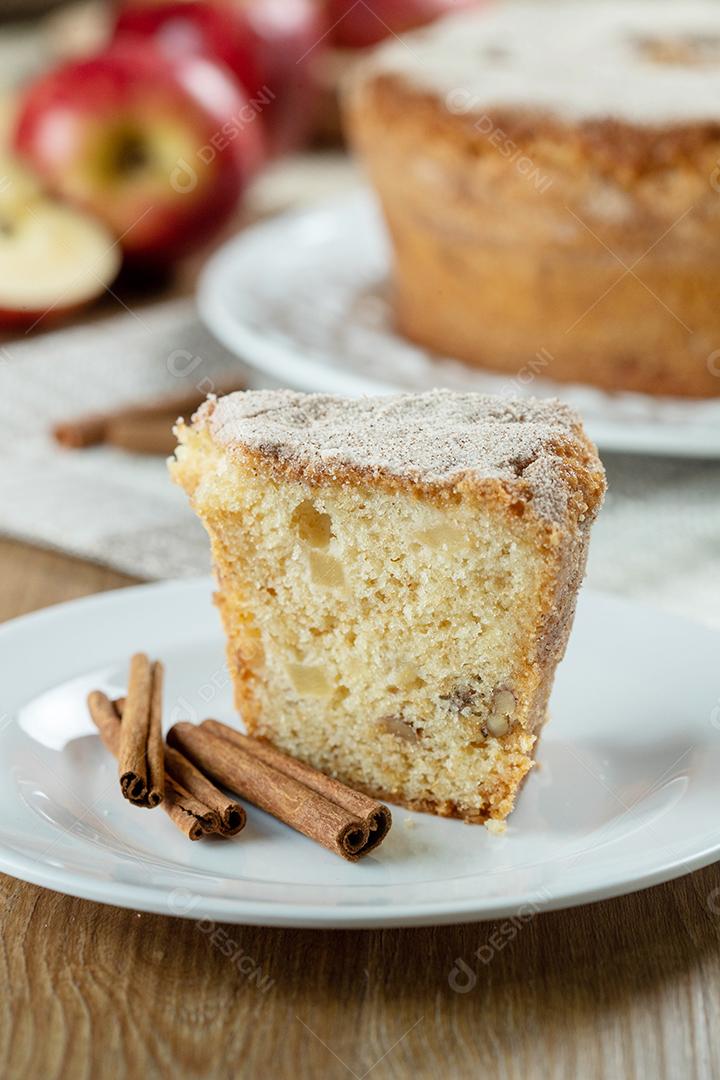 Feche o pedaço de bolo de esponja ou bolo de chiffon com maçãs tão macias e deliciosas fatiadas com ingredientes