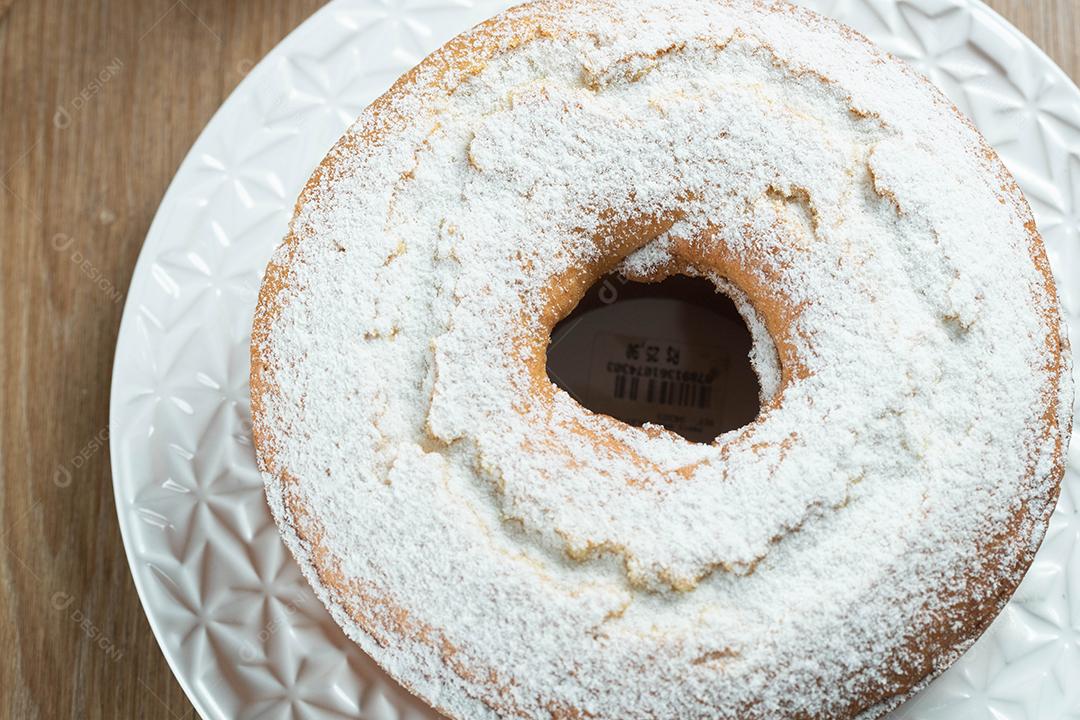Bolo úmido de frutas laranja no prato com fatias de laranja na mesa de madeira. Delicioso café da manhã, hora do chá tradicional inglês. Receita de bolo de laranja.