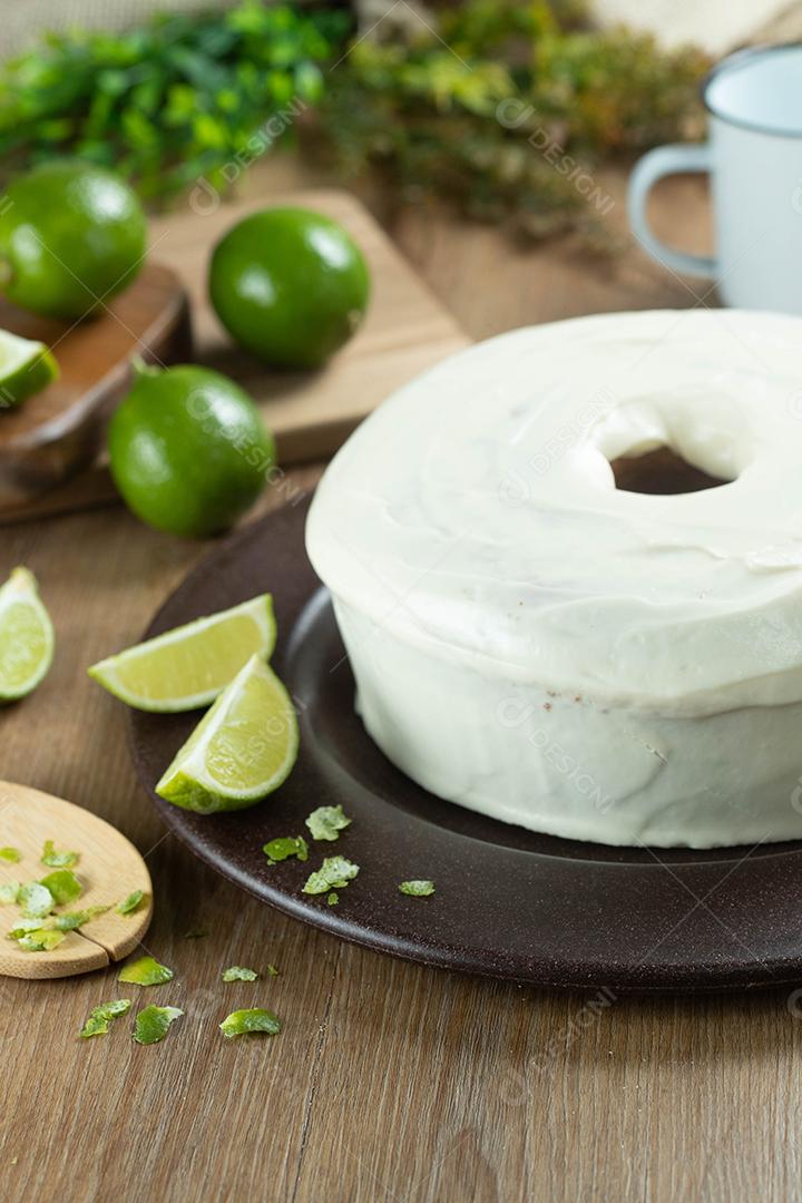 Bolo de frutas de limão úmido no prato com rodelas de limão na mesa de madeira. Delicioso café da manhã, hora do chá tradicional. Receita de bolo de limão