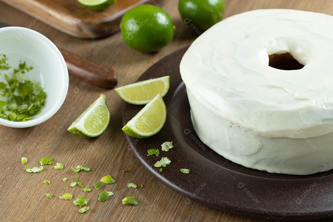 Bolo de frutas de limão úmido no prato com rodelas de limão na mesa de madeira. Delicioso café da manhã, hora do chá tradicional. Receita de bolo de limão