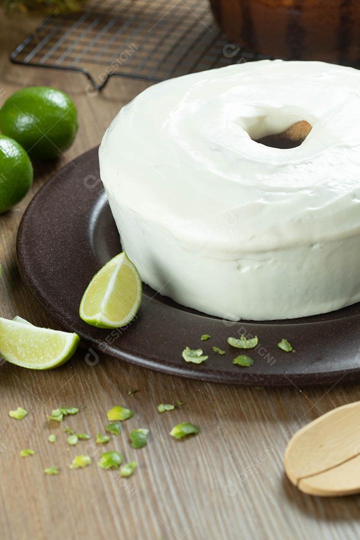 Bolo de frutas de limão úmido no prato com rodelas de limão na mesa de madeira. Delicioso café da manhã, hora do chá tradicional. Receita de bolo de limão