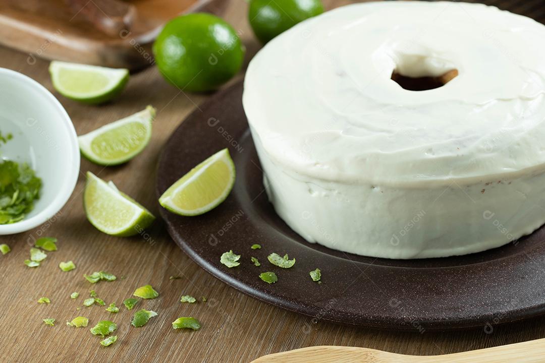 Bolo de frutas de limão úmido no prato com rodelas de limão na mesa de madeira. Delicioso café da manhã, hora do chá tradicional. Receita de bolo de limão