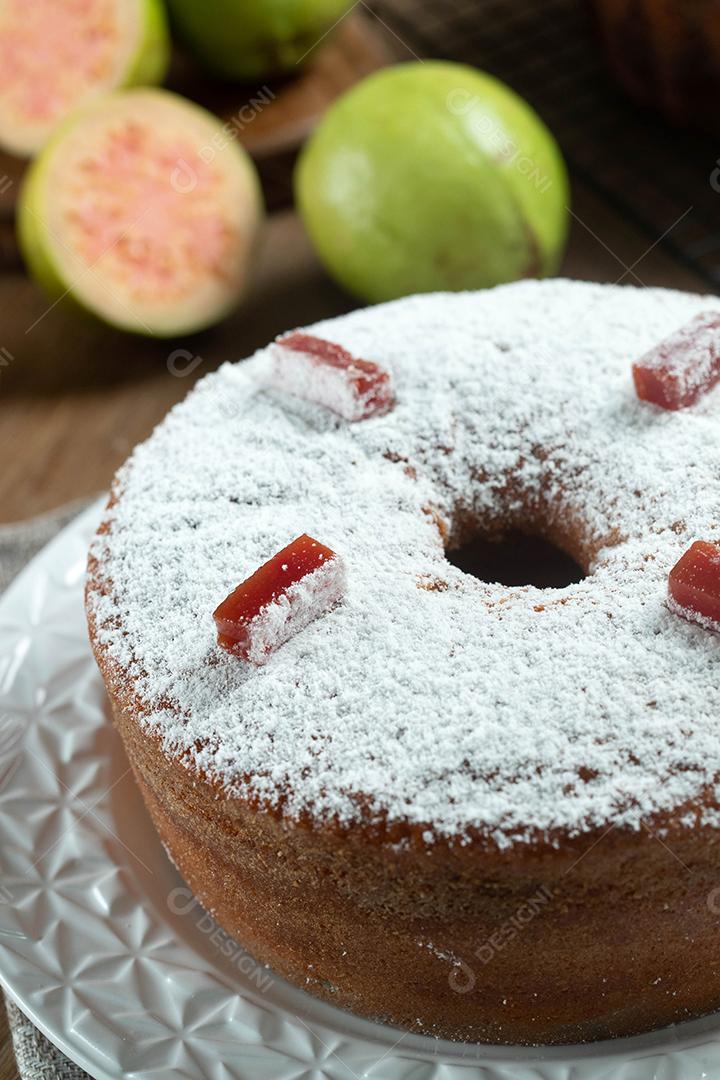 Bolo de milho brasileiro feito com um tipo de farinha de milho (Fuba) recheado com goiabada. Em uma mesa de festa de madeira. Doces típicos da festa junina. bolo de fubá