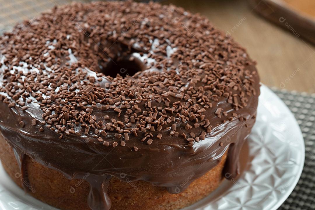 Bolo de chocolate na mesa de madeira com chocolate granulado. Brigadeiro. Doce típico brasileiro