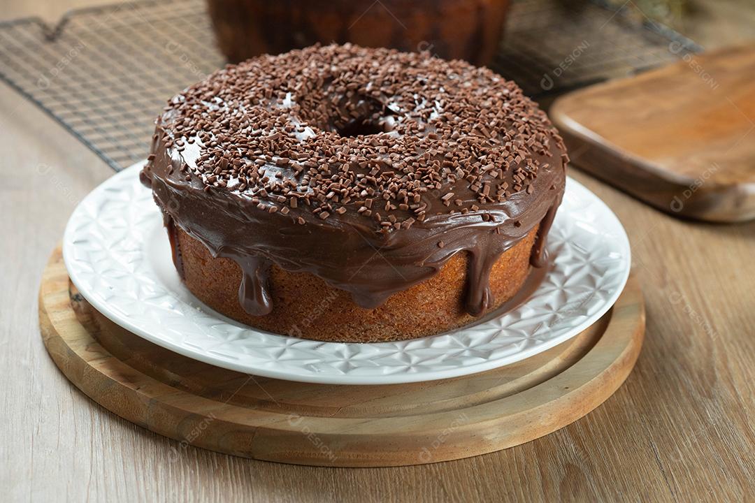 Bolo de chocolate na mesa de madeira com chocolate granulado. Brigadeiro. Doce típico brasileiro