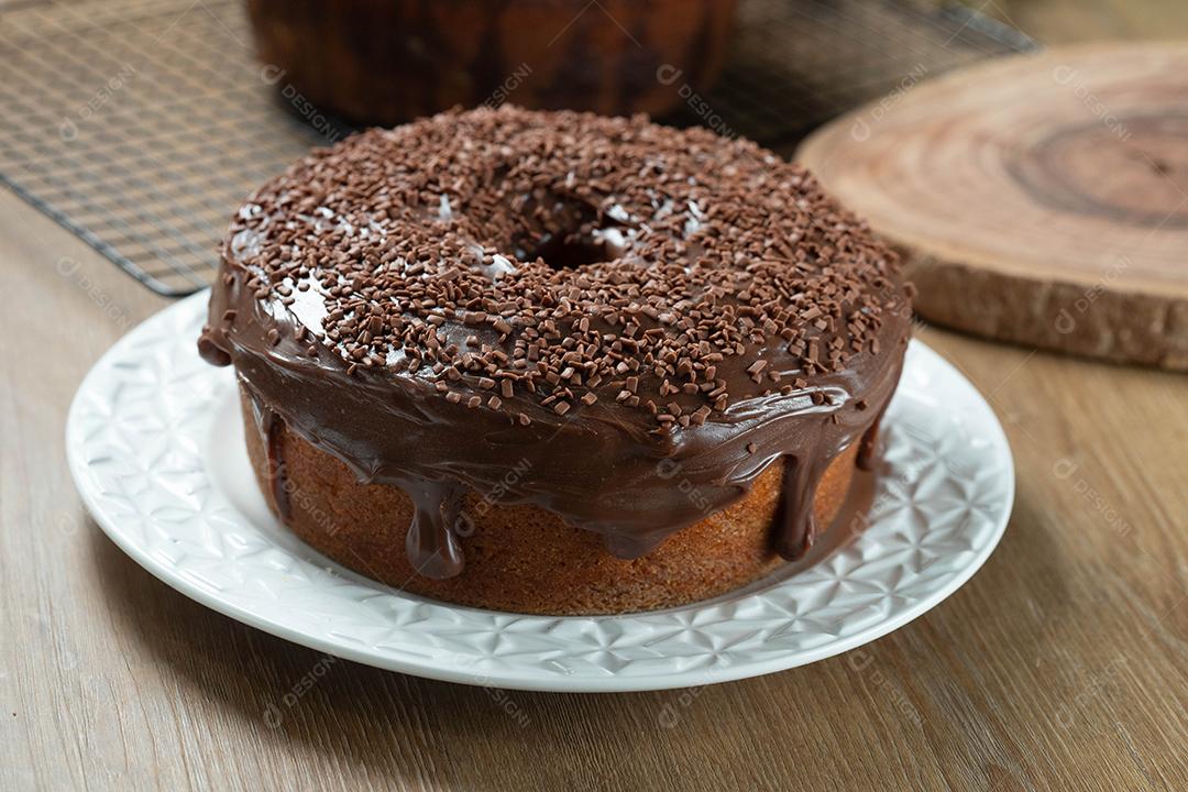 Bolo de chocolate na mesa de madeira com chocolate granulado. Brigadeiro. Doce típico brasileiro