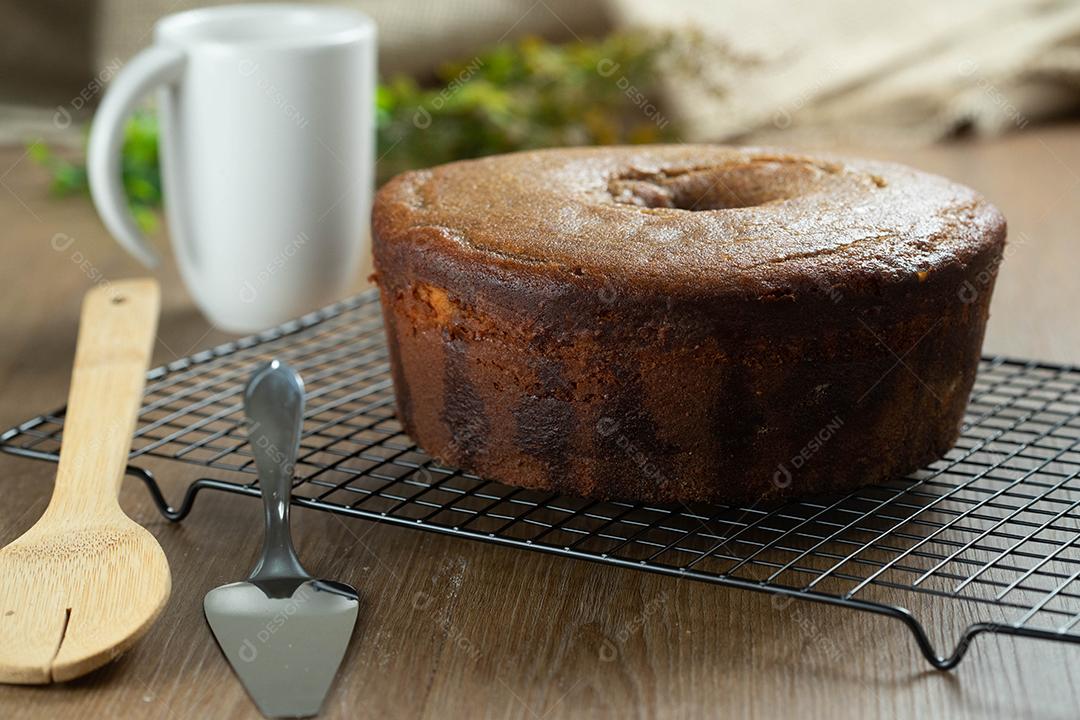 Bolo de milho brasileiro feito com um tipo de farinha de milho (Fuba). Em uma mesa de festa de madeira. Doces típicos da festa junina. Bolo de fubá.