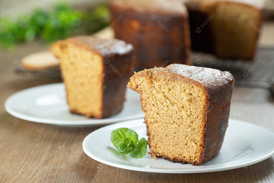 Feche o pedaço de bolo de milho brasileiro feito com um tipo de farinha de milho (Fuba). Em uma mesa de festa de madeira. Doces típicos da festa junina. Bolo de fubá.