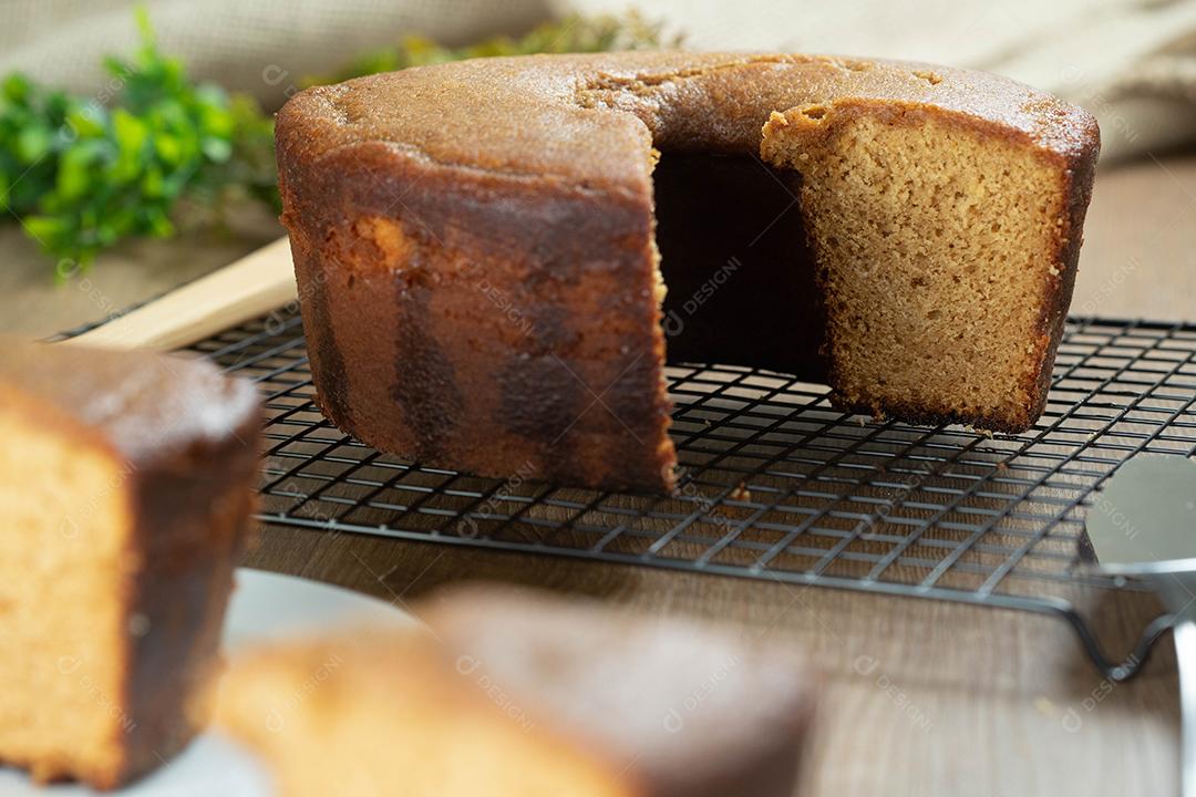 Feche o pedaço de bolo de milho brasileiro feito com um tipo de farinha de milho (Fuba). Em uma mesa de festa de madeira. Doces típicos da festa junina. Bolo de fubá.