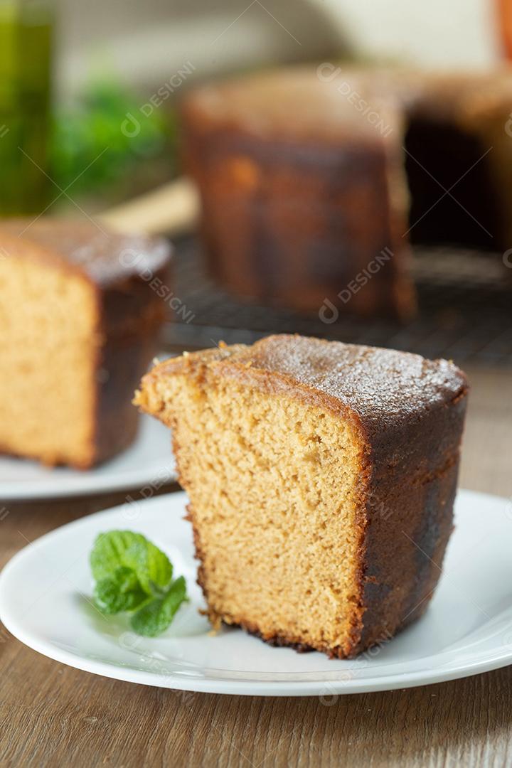 Feche o pedaço de bolo de milho brasileiro feito com um tipo de farinha de milho (Fuba). Em uma mesa de festa de madeira. Doces típicos da festa junina. Bolo de fubá.