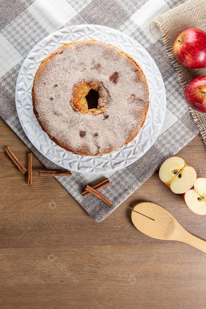 Pão de ló ou bolo chiffon com maçãs tão macios e deliciosos fatiados com ingredientes