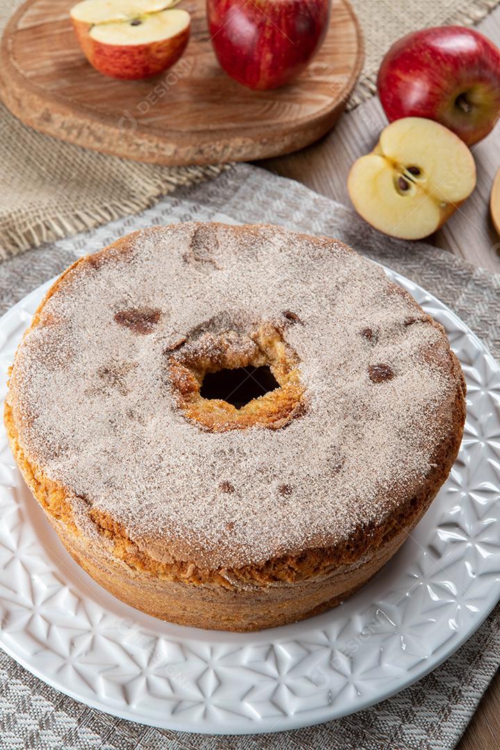 Pão de ló ou bolo chiffon com maçãs tão macios e deliciosos fatiados com ingredientes