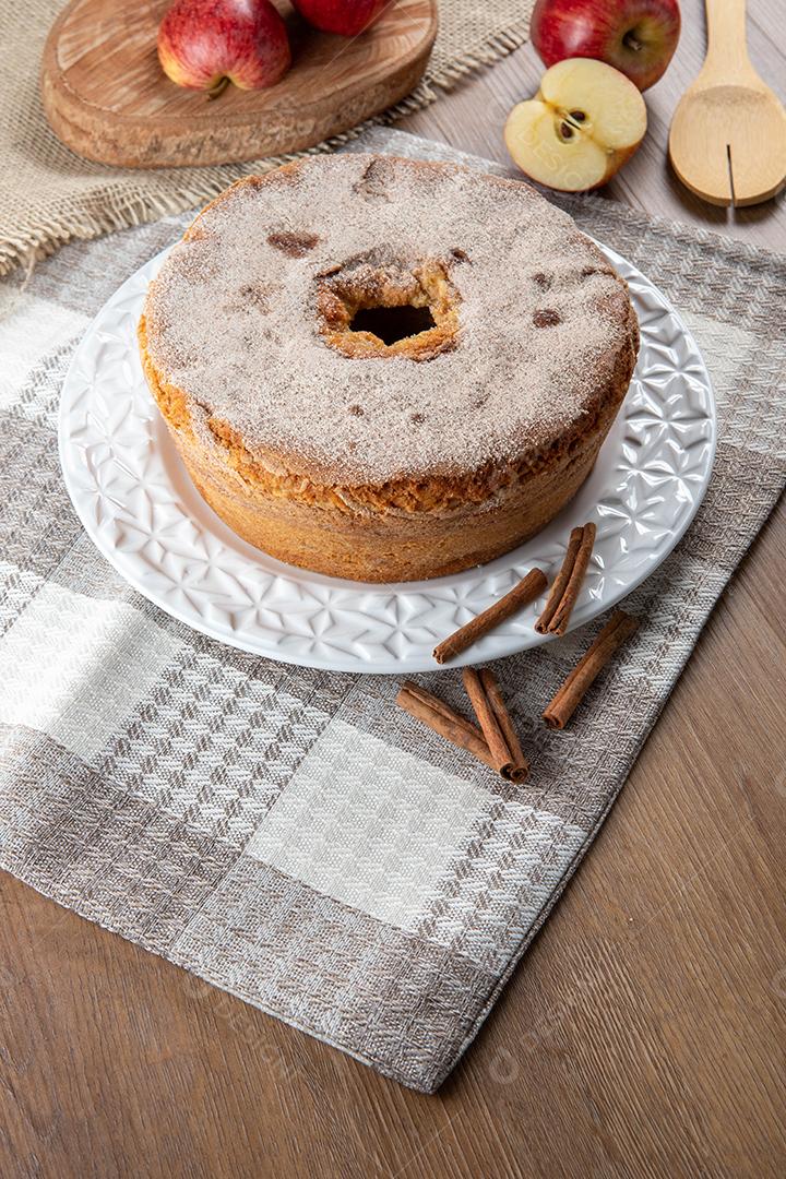 Pão de ló ou bolo chiffon com maçãs tão macios e deliciosos fatiados com ingredientes