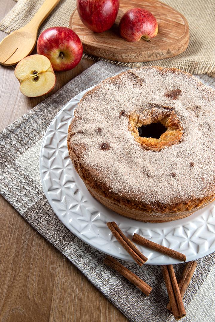 Pão de ló ou bolo chiffon com maçãs tão macios e deliciosos fatiados com ingredientes