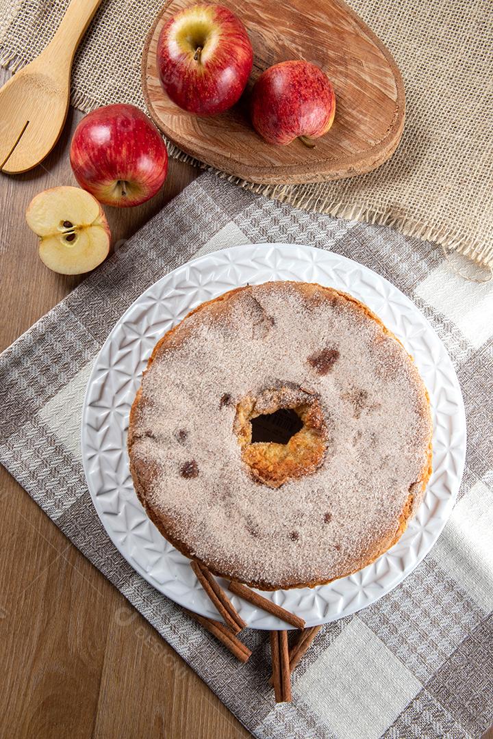 Pão de ló ou bolo chiffon com maçãs tão macios e deliciosos fatiados com ingredientes