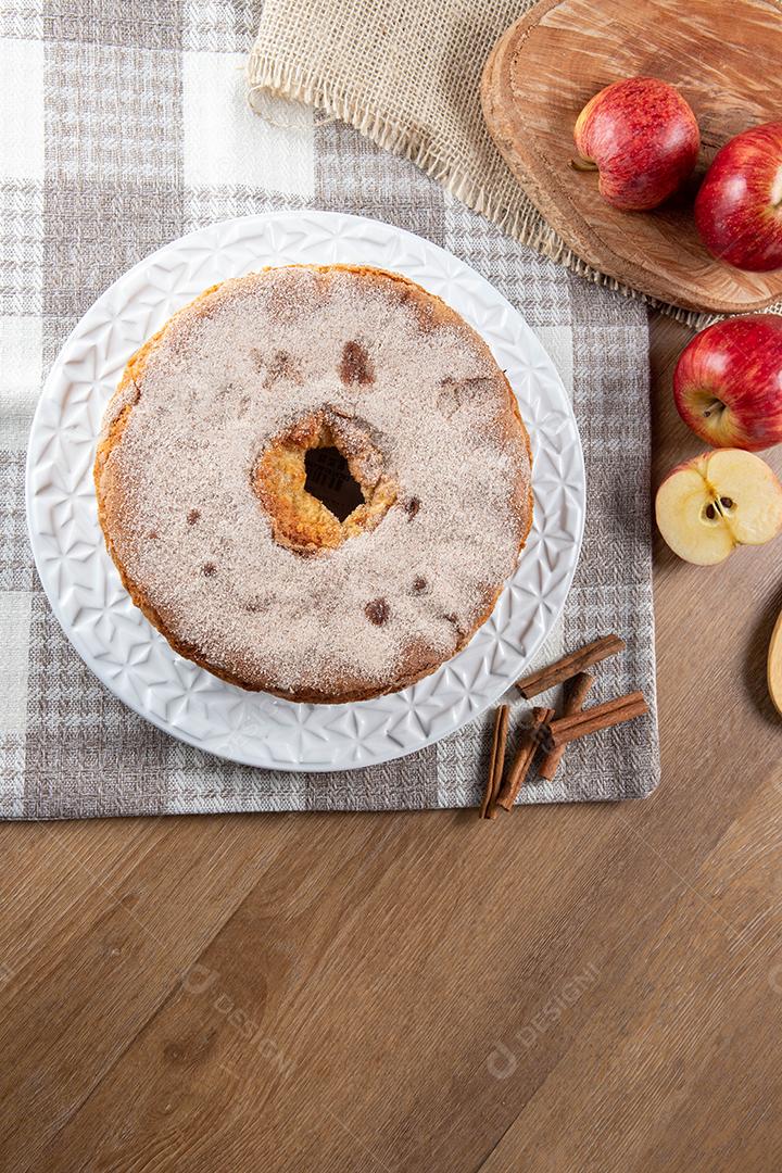 Pão de ló ou bolo chiffon com maçãs tão macios e deliciosos fatiados com ingredientes