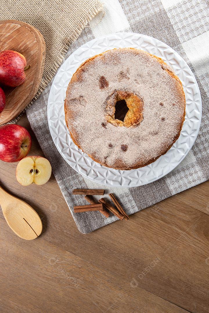 Pão de ló ou bolo chiffon com maçãs tão macios e deliciosos fatiados com ingredientes