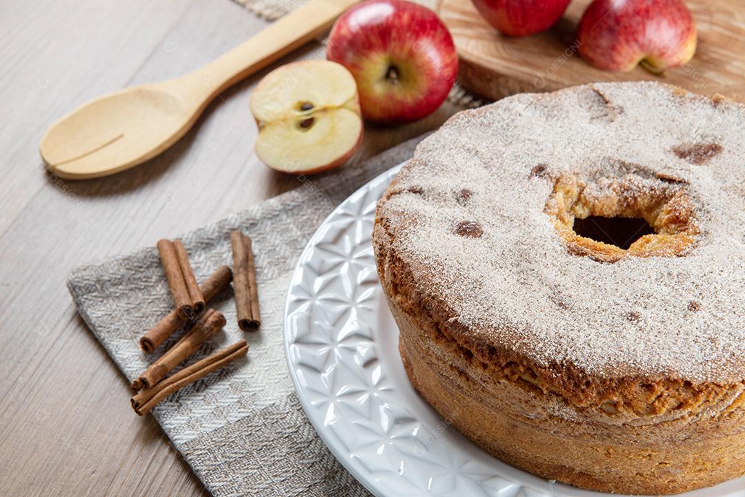 Pão de ló ou bolo chiffon com maçãs tão macios e deliciosos fatiados com ingredientes