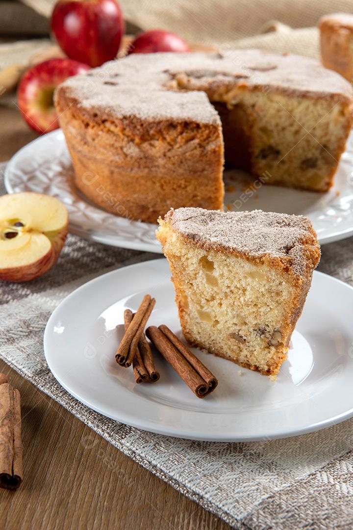 Feche o pedaço de pão de ló ou bolo de chiffon com maçãs tão macias e deliciosas fatiadas com ingredientes